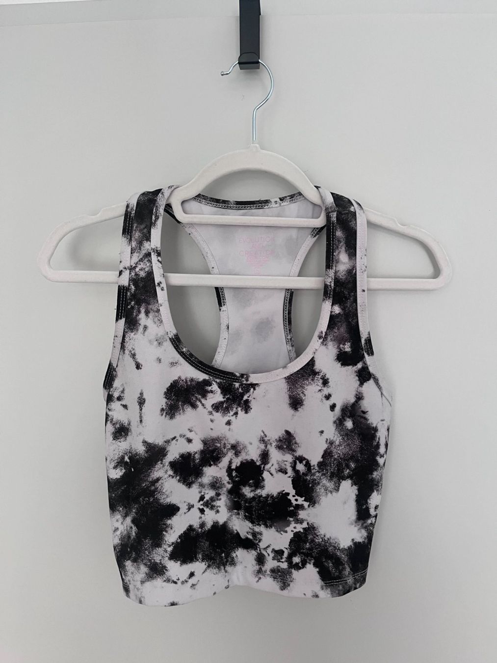 Top: Black/white tie-dye sport crop top – Nuovo (secondo la descrizione) da Zürich venduto da kry_85p7