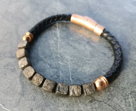Armband aus Pflastersteinen von vor Einstein's Haus in Bern