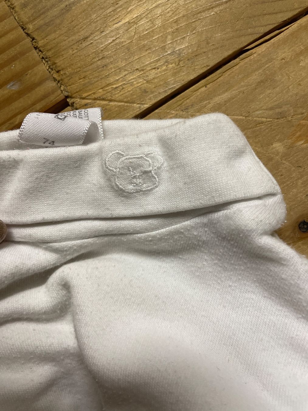 Maglioni & Felpe: Baby Rollkragen Pullover weiss 74 mit Bärli – Usato da Bergdietikon venduto da antovale 1