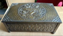 Antike Schatulle mit Relief - Einzigartiges Design