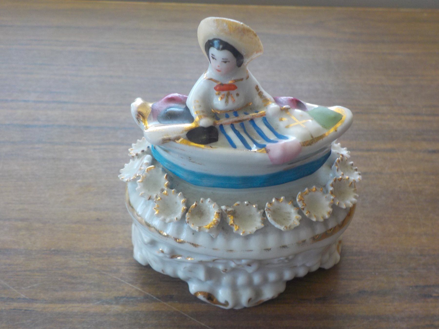 Statuette: Porzellanfigur Junge in Boot  Deckeldose 1900 – Usato da Mörschwil venduto da antiksalon 4