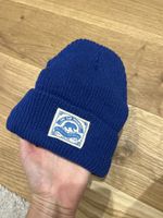 Blaue Wintermütze gestrickt