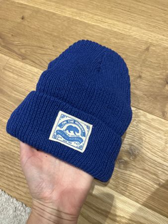 Blaue Wintermütze gestrickt