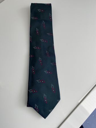 Hugo Boss Krawatte tannengrün mit rot/weiss  9 cm breit