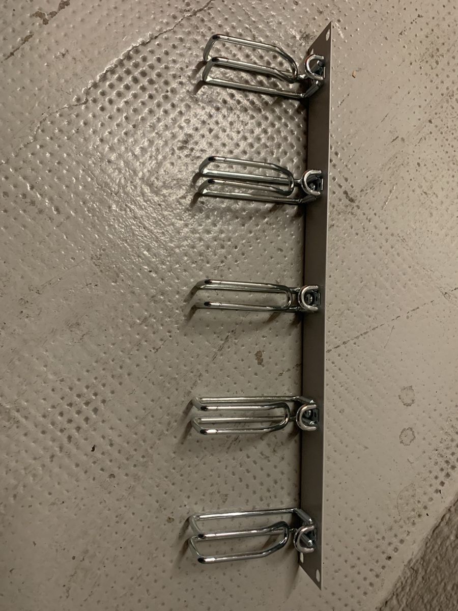 Cavi: Metal cable guide 19 inch – Usato da Genève venduto da khazrif