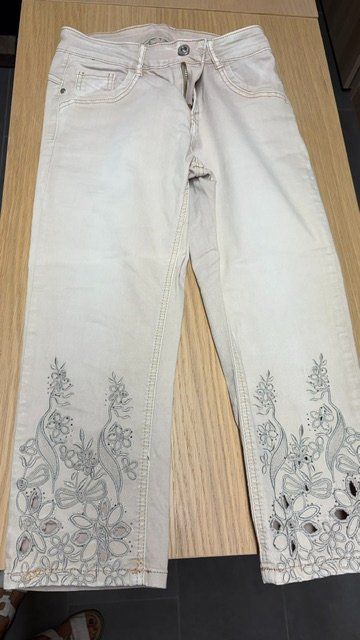 Jeans: Pantacourt Onado avec fleurs neuf – Nuovo (secondo la descrizione) da Crans VD venduto da vra_262m