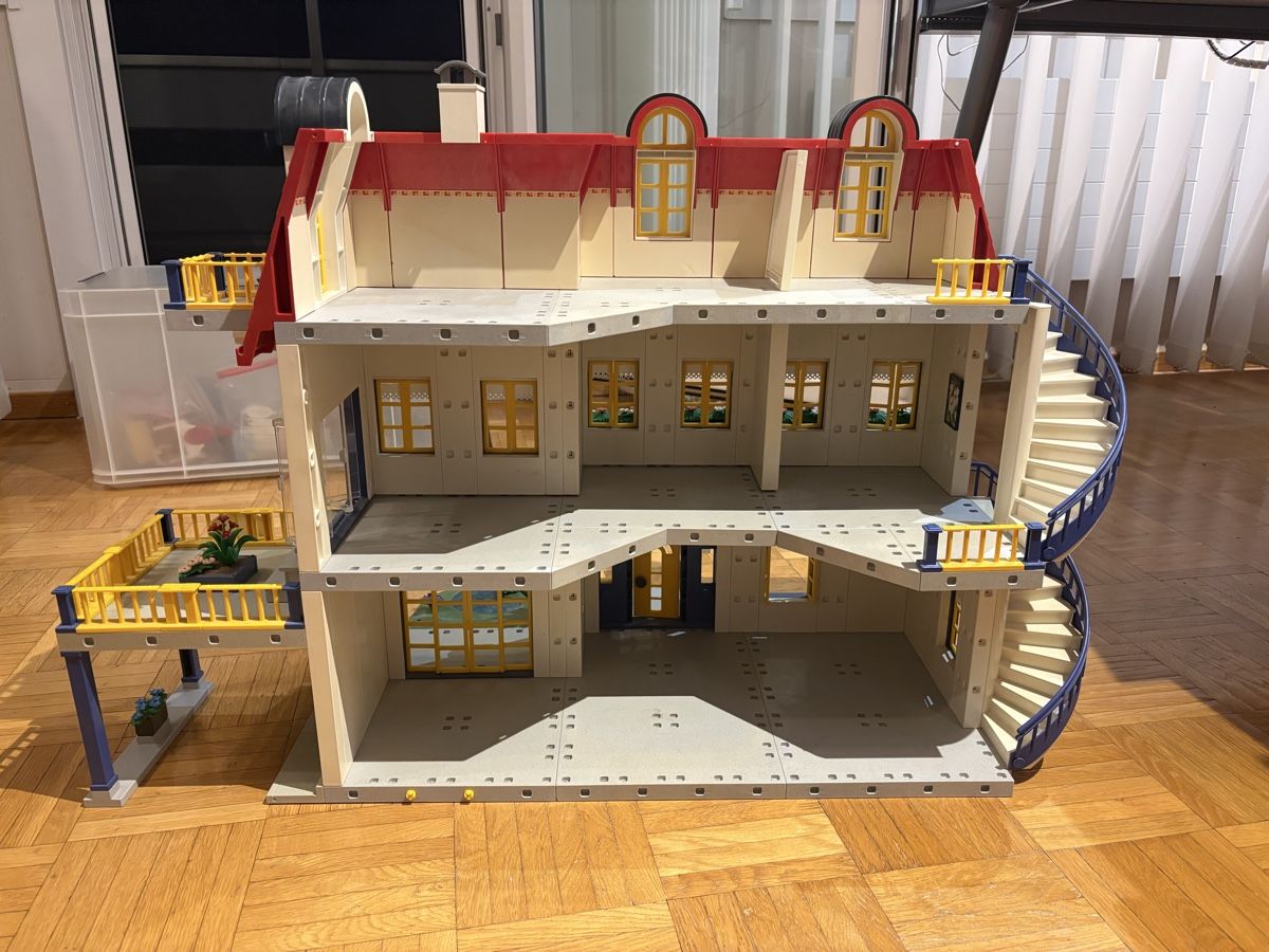 Playmobil Casette per bambini: Playmobil Einfamilienhaus mit 2 Etage  – Usato da Einsiedeln venduto da 12Carina01 2