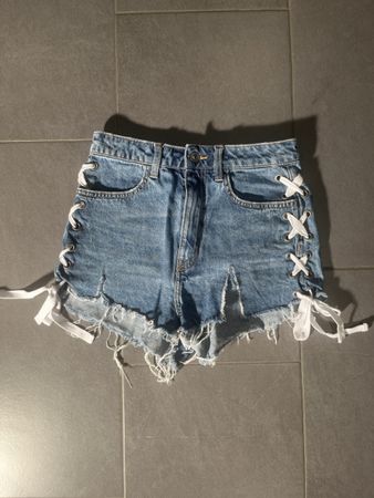 Coole Jeans Shorts mit Schnürung, Grösse 36, H&M