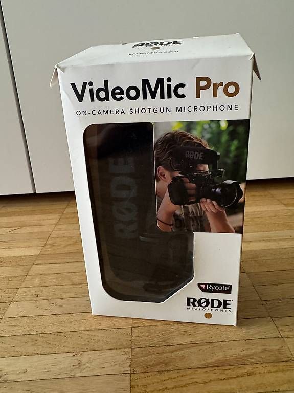 Microfoni: RØDE VideoMic Pro  On-Camera Shotgun Microphone – Usato da Zürich venduto da ssimi