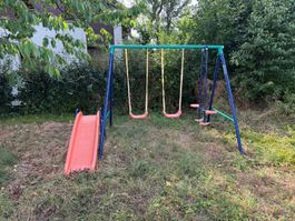 Schaukelgestell mit Rutsche, 2 Schaukeln, 1 Freischwinger.
