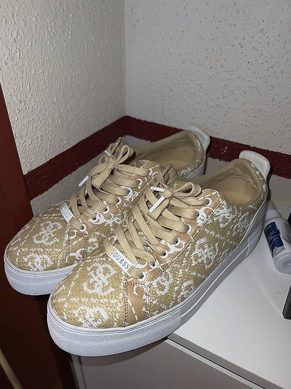 Scarpe da uomo: Guess Gianele Sneakers Gr. 43 Neuwertig – Usato da Fällanden venduto da fai_n5tr