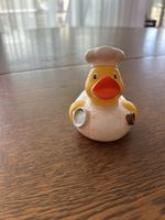 Badeente Koch mit Kochmütze gelb weiss guter Zustand