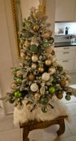 Weiss beschneiter, künstlicher Weihnachtsbaum