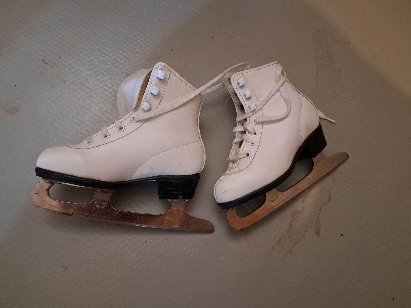 Patins à glace: Schlitschuhe Kinder Grösse 27 – D'occasion à Wila par enggi01