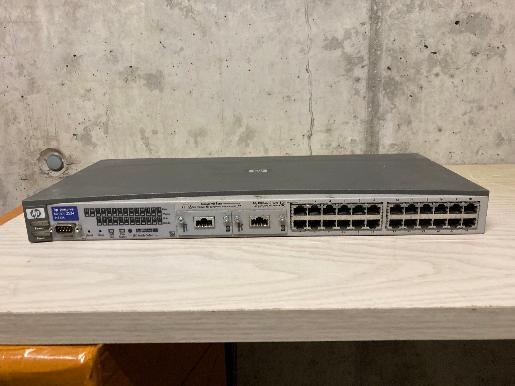 Hewlett Packard Hub & Switch: 2x HP Procurve Switch 2524 J4813A / 24-Port Switch – Usato da Wettingen venduto da Schabernack_sam 1