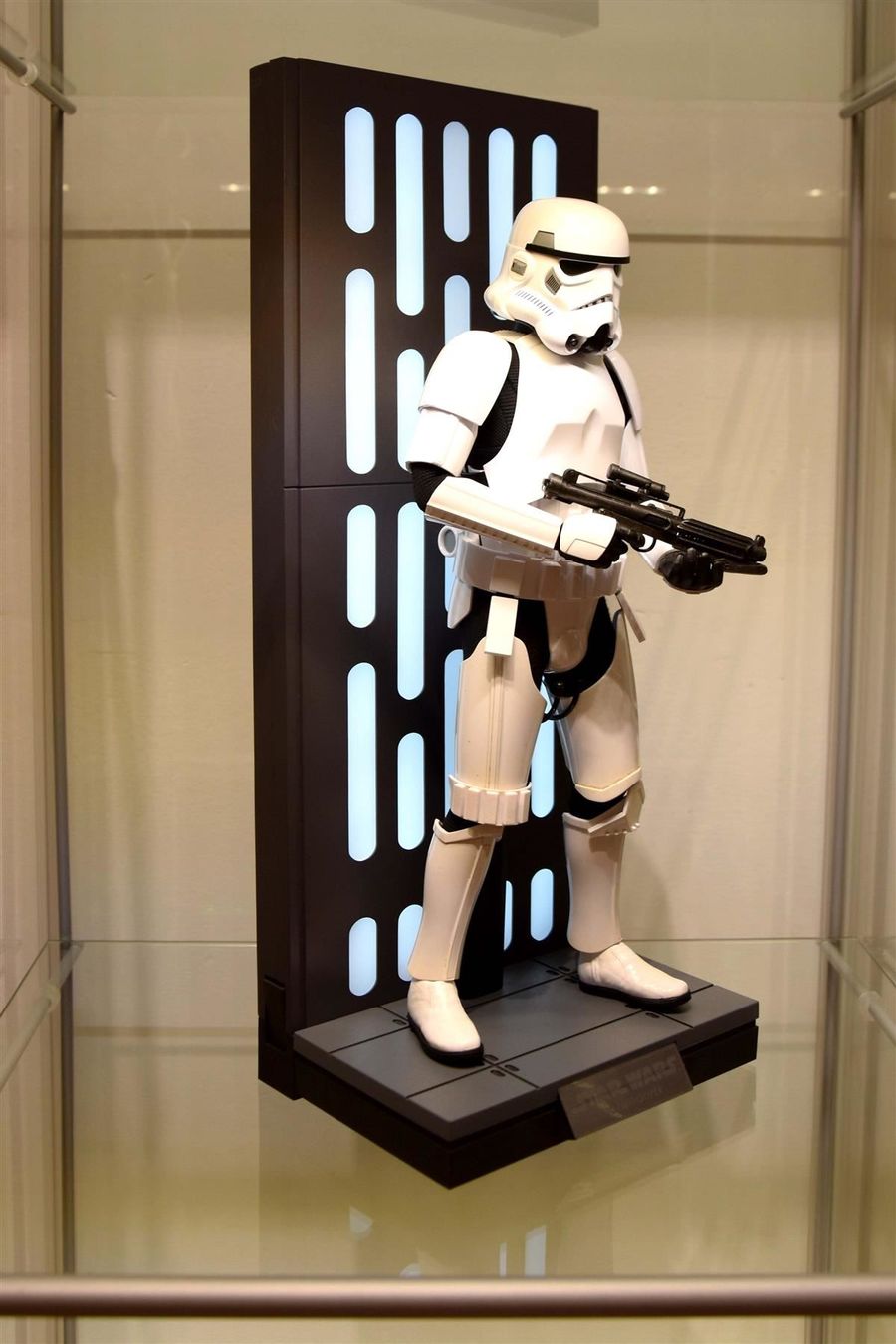Statuette: Star Wars Hot Toys Stormtrooper stand – Nuovo e nell'imballaggio originale da Vaulion venduto da sambigben 1
