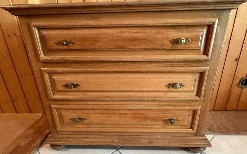 Kommoden: Commode en bois massif  3 tiroirs  Style rustique – Gebraucht aus Vionnaz von isozjames 1