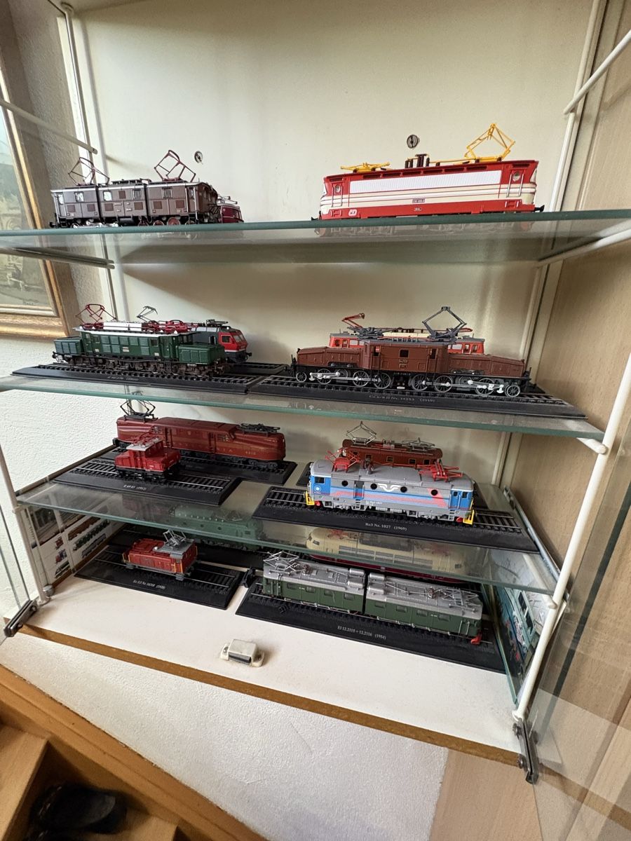 Kit di modellismo & Modellini statici: 16 Stk E-Loks Modelle mit Glasvitrine, Editions Atlas – Nuovo e nell'imballaggio originale da Wohlen AG venduto da Eschiedsrichter
