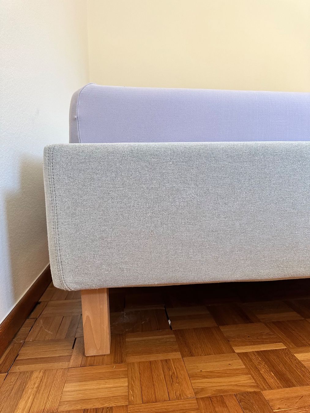 Betten: Bettgestell mit Kopfteil hellgrau Stoff Grösse 180x200cm – Gebraucht aus Winterthur von Greenlifestyle 1