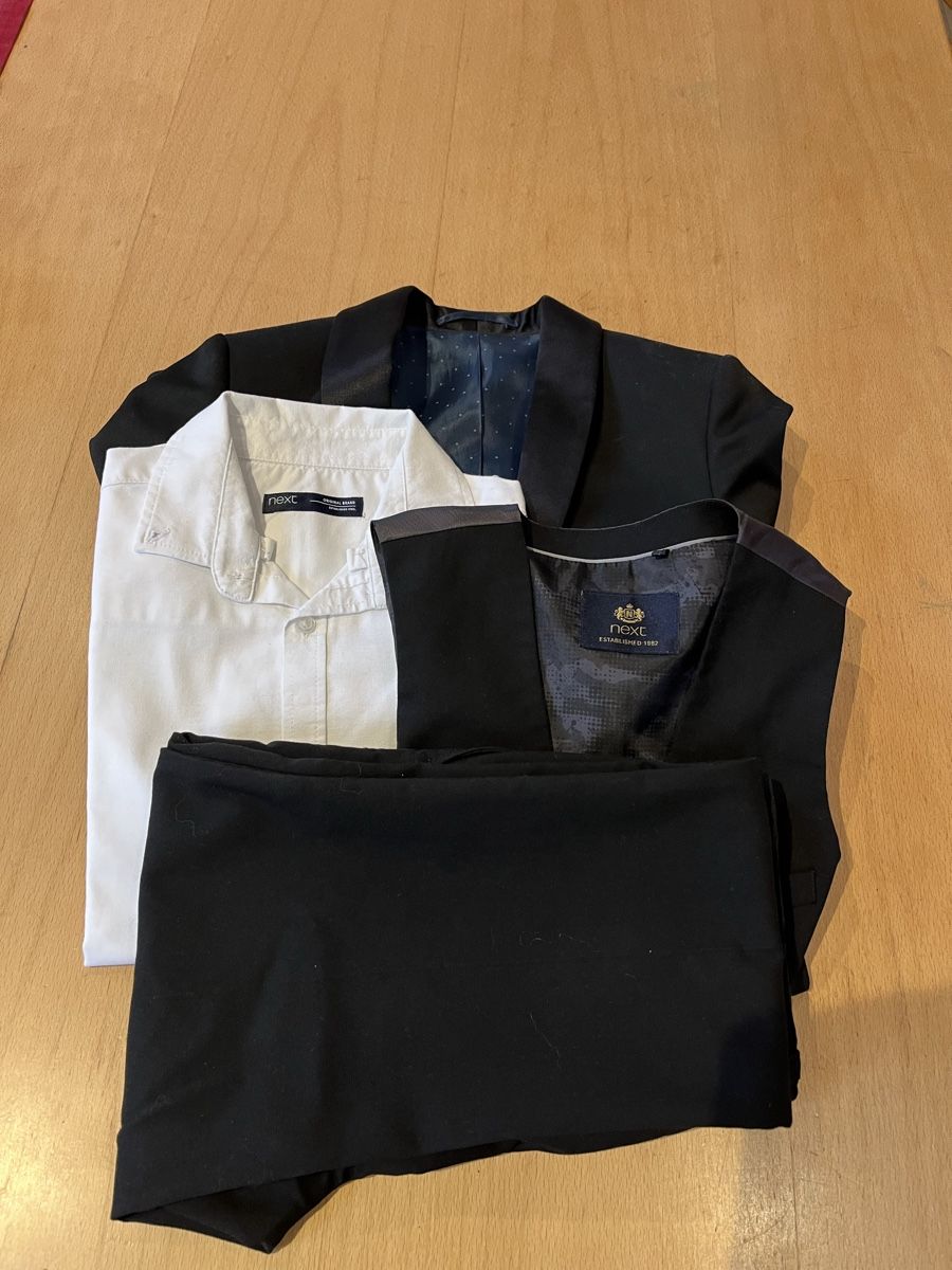 Next Lotti & Set di vestiti: Festliches Kleiderpaket Jungs Grösse 134 – Usato da S. Carlo GR venduto da sassalb
