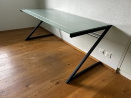 Moderner Glastisch mit Metall-Fussgestell, Top Zustand!