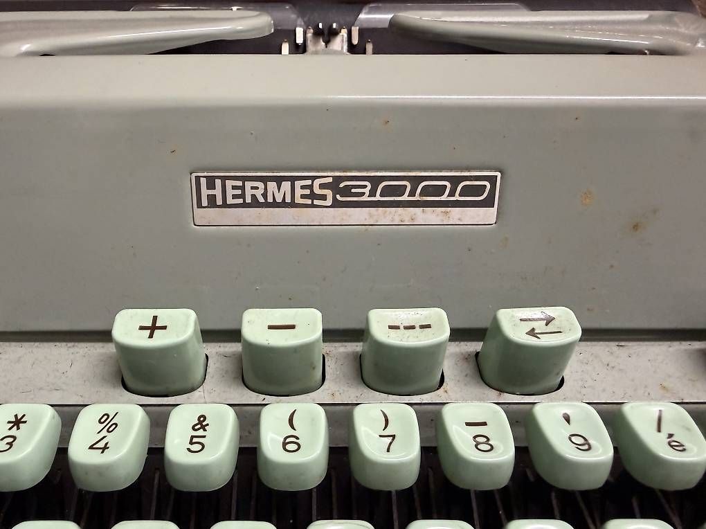 Machines à écrire: Hermes 3000 Schreibmaschine inkl. Abdeckung  – D'occasion à Winterthur par monika.christen28 1