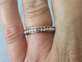 Ring aus Edelstahl - silber mit Steinen - rotiert - Gr. 7