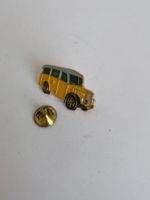 Pin Postauto gelb goldfarben.