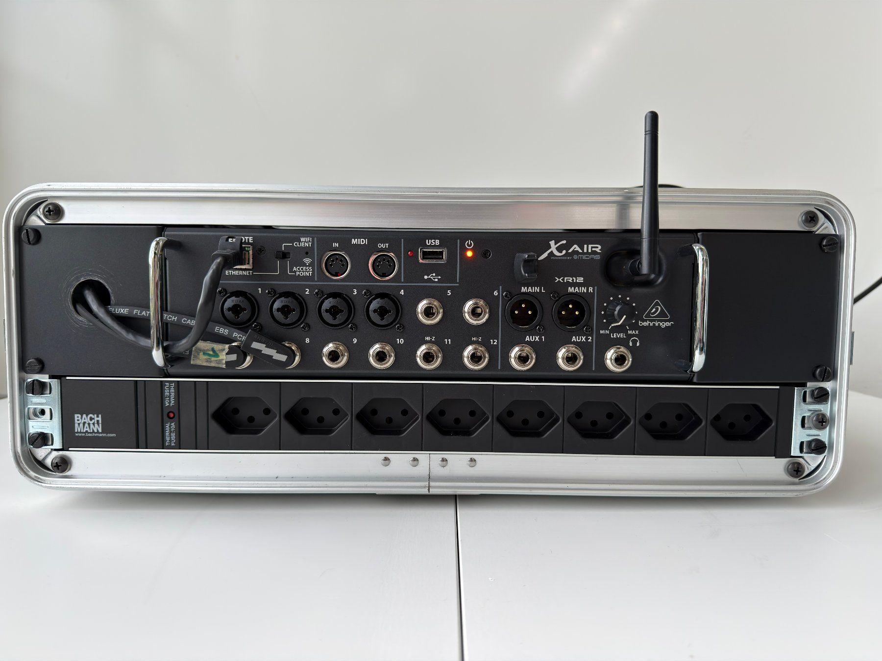 Behringer Console di mixaggio: Mischpult Rackkoffer 19" mit Einbauten – Usato da Niederscherli venduto da ibu_g5ld 1