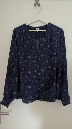 Bluse Dunkelblau geblümt, langarm, Grösse 38