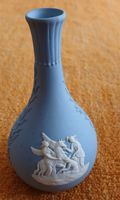 Wedgwood Vase, hellblau, Relief Dekor, Vintage Top Zustand!
