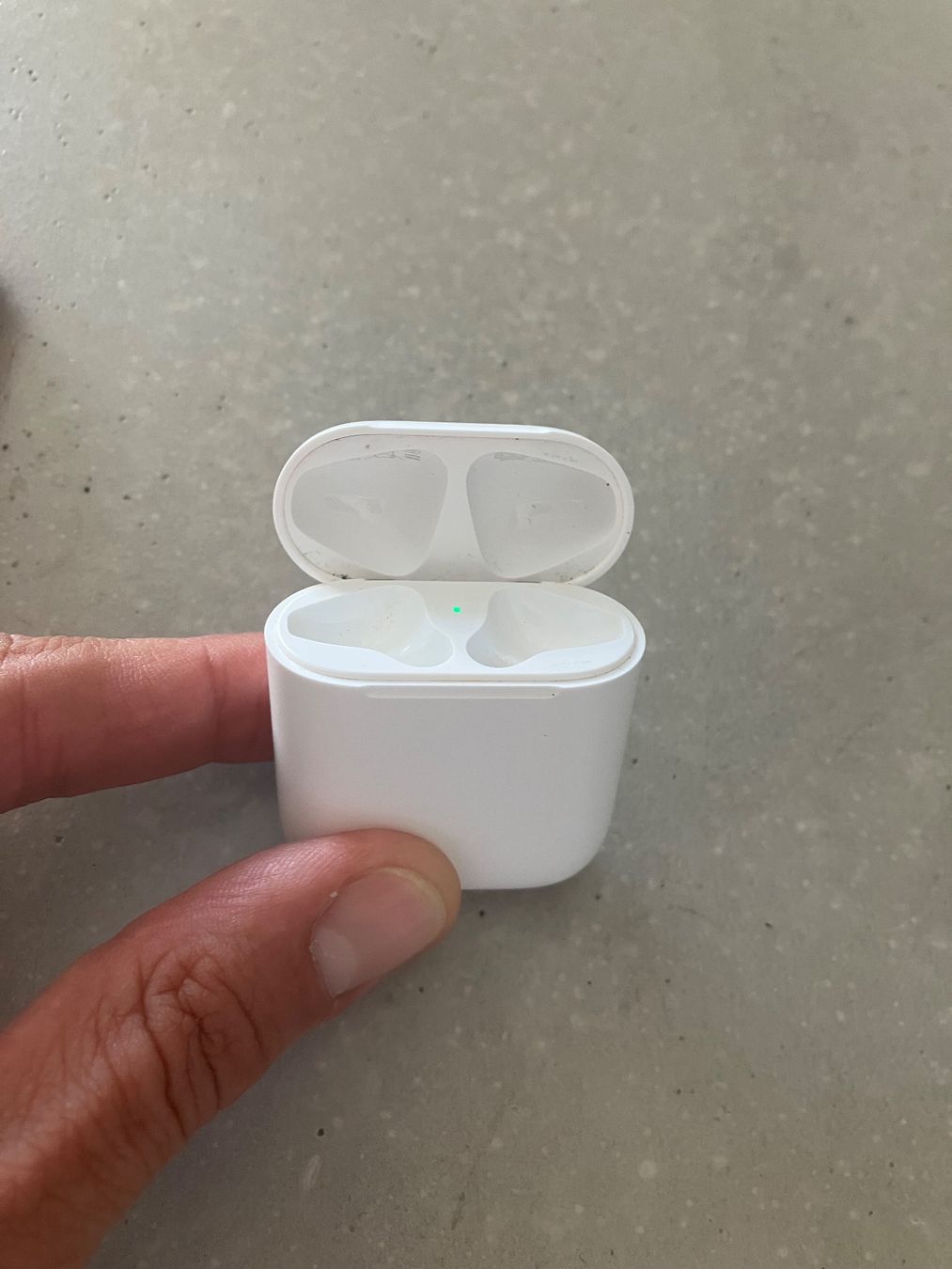 Apple Cuffie: APPLE AIRPODS Case – Usato da Lausanne venduto da mr.v