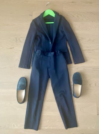 Armani-Anzug Größe 118, Tods-Lederschuhe Größe 31