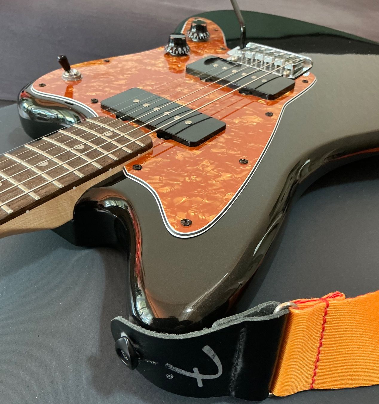 Squier Strumenti musicali: Squier by Fender Affinity Jazzmaster Ltd. Black/Burnt Orange – Nuovo (secondo la descrizione) da Rümlang venduto da barognoni 3