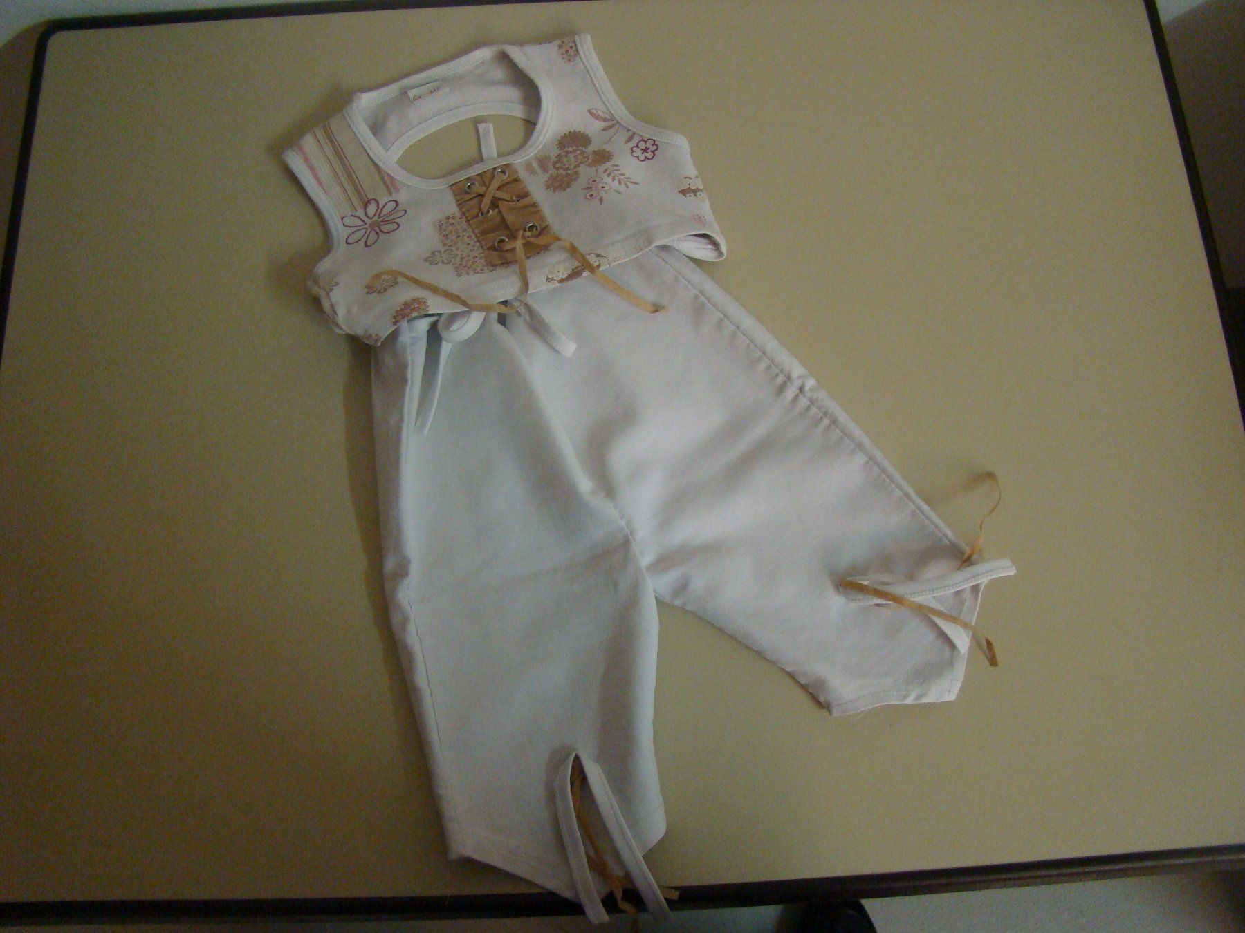 H&M Camicette, T-shirt & Top: Top mit Hose 2-teilig Grösse 110 – Usato da Malters venduto da burzi