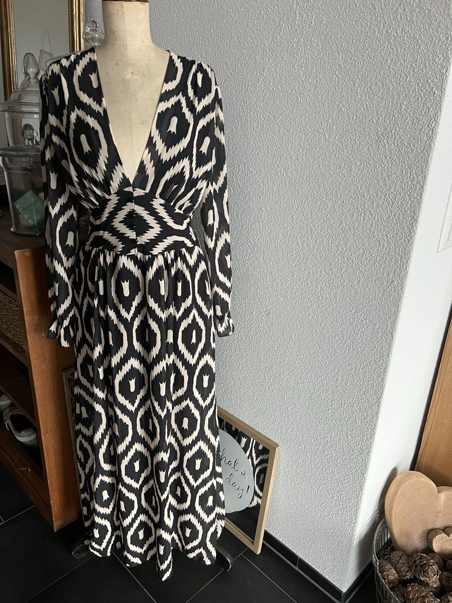 Kleider: Schwarz/Creme farbiges langes Kleid – Neu (gemäss Beschreibung) aus Inwil von 27sonnenschein