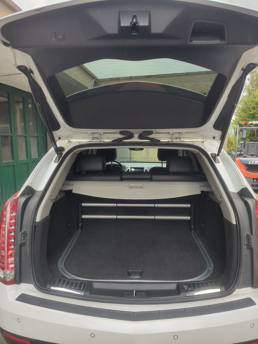 Cadillac Automobili: Cadillac SRX 3.6 V6 – Usato da Wallenwil venduto da Hindu82 6
