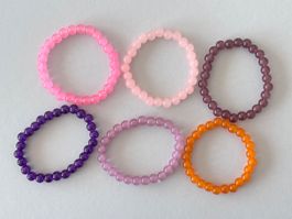 6 Perlenarmbänder in verschiedenen Farben OVP