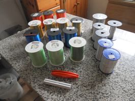 GESCHENKBAND -ROLLE, ENIGE HUNDERTER METER, BREIT , SCHMA
