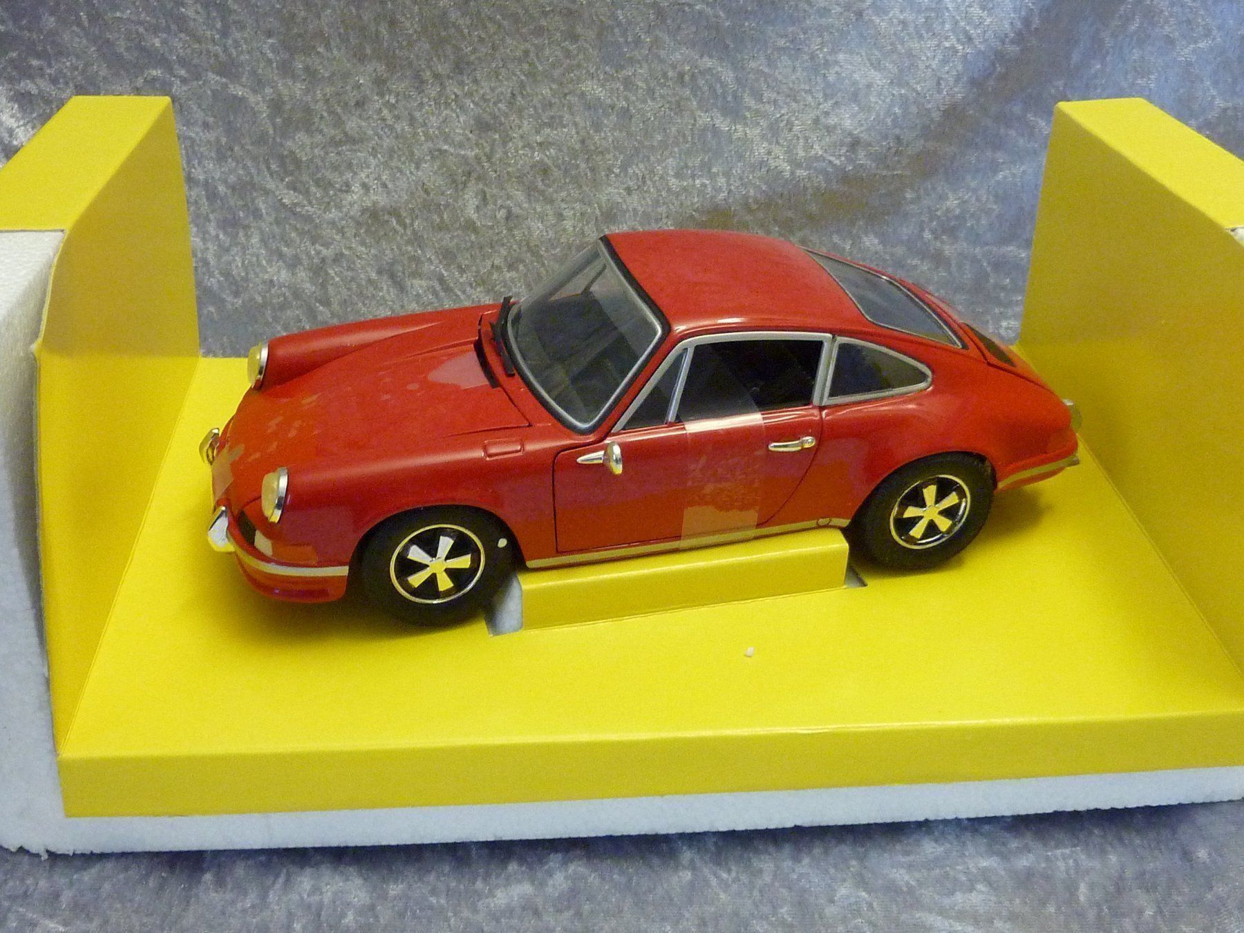 Porsche Modellautos: Porsche 911 2,4 S  1:18 – Neu und originalverpackt aus Dürrenäsch von modellautos4you 3