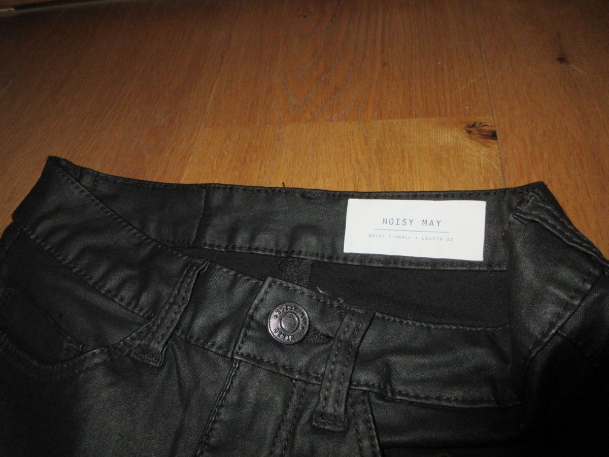 Jeans: Schwarze Bootcut Jeans High Waisted Glänzend – Nuovo (secondo la descrizione) da Chur venduto da noe_mh8b 2