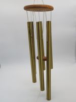 Windspiel aus Holz und goldfarbigen Edelstahl