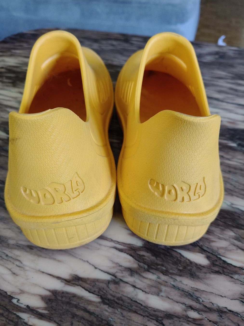 Scarpe da uomo: Yellow clogs size M9/W10 used condition – Usato da Zürich venduto da sha_vw65 2