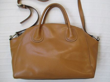 COCCINELLE - geräumige Tasche aus Leder