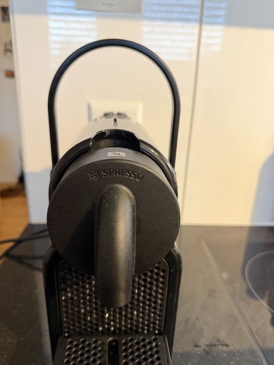 De'Longhi Macchine per caffè & Macchine per espresso: Nespresso DeLonghi Essenza Coffee Machine - Black, Grea – Usato da Zürich venduto da cat_x6kn 1