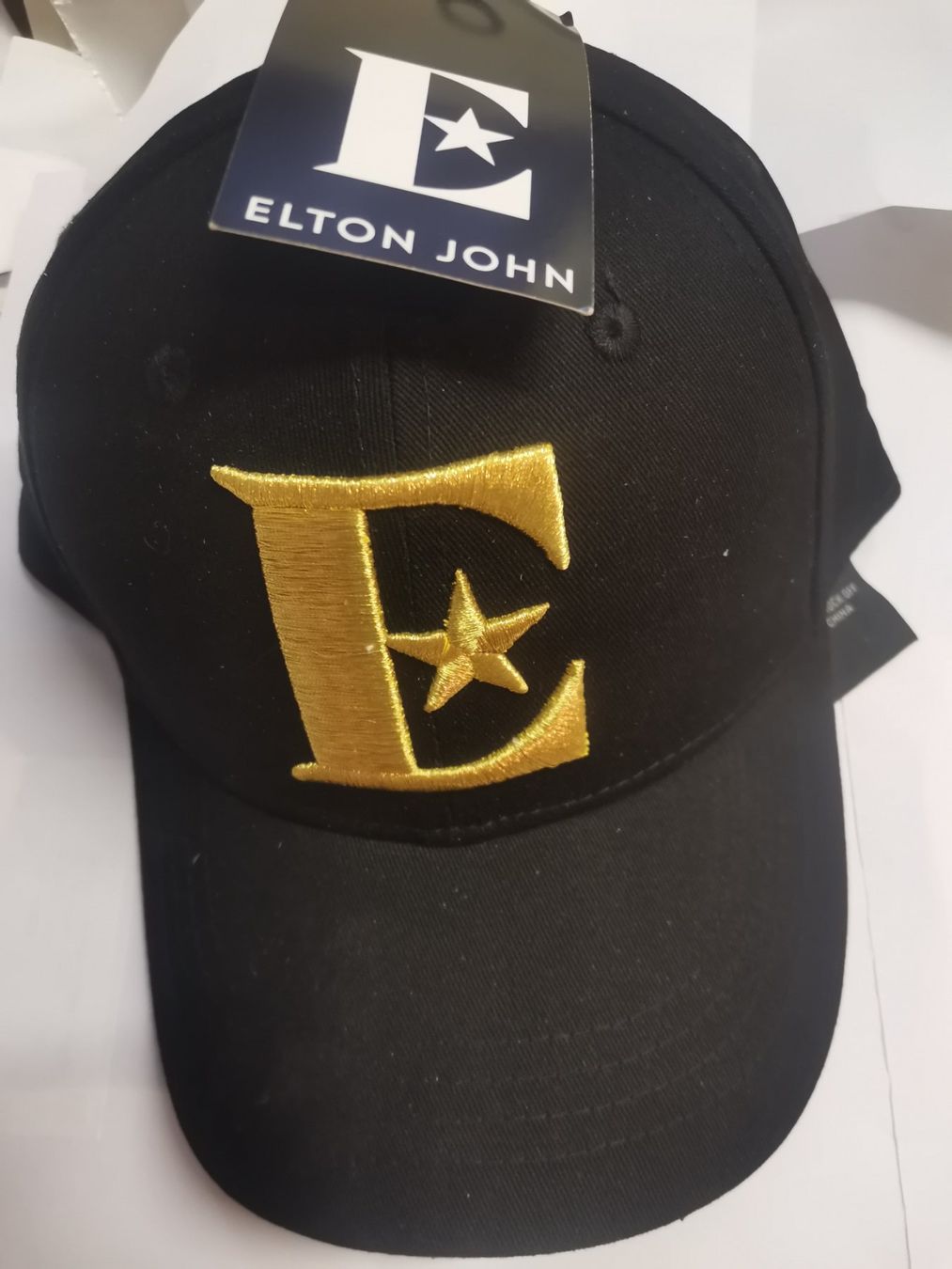 Libri: Elton John Cap (letztes Exemplar) – Nuovo (secondo la descrizione) da Zofingen venduto da noise123