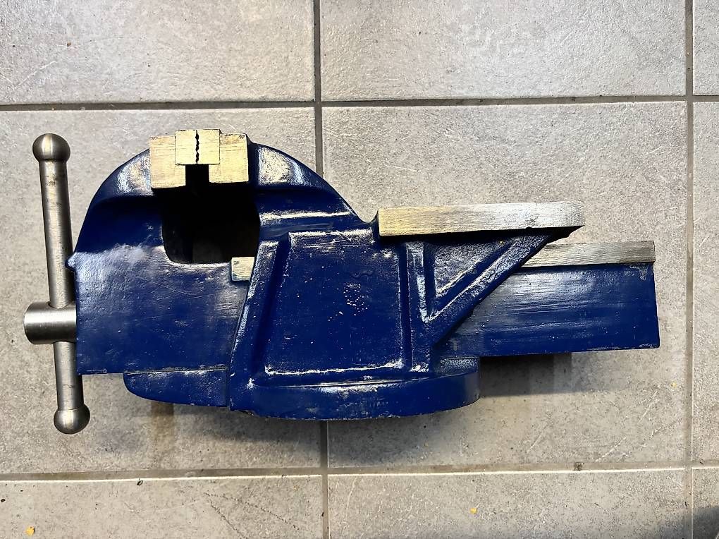Tutti gli attrezzi: Schraubstock Amboss massiv neu – Usato da Bassersdorf venduto da hotrod32 1