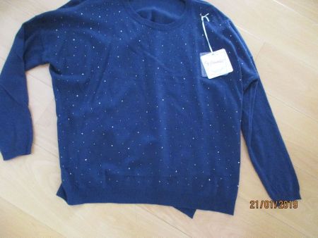Super schöner Pullover blau mit Steinen