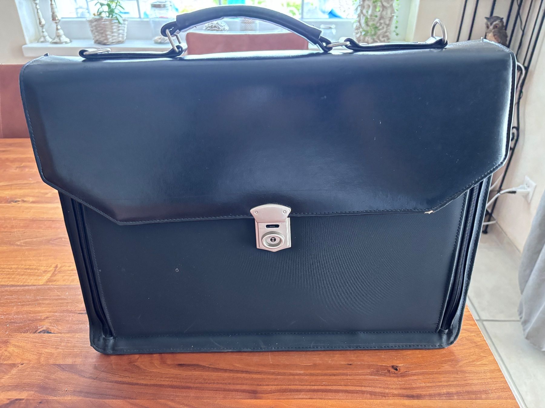 Valises & Sacs: Aktentasche schwarz abschliessbar – D'occasion à Balsthal par Uroby