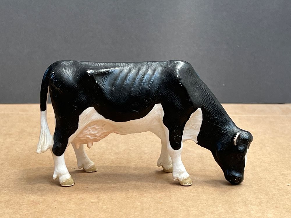 Schleich Kuh Schwarzbunt – Grasend, Handbemalt, Für Kinder Ab 3 Jahren, Aus Robustem Kunststoff